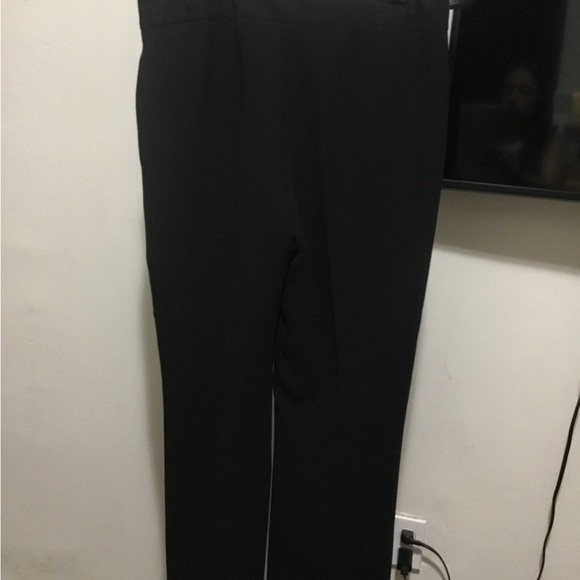 Dressing women’s pants - Picture 2 of 3